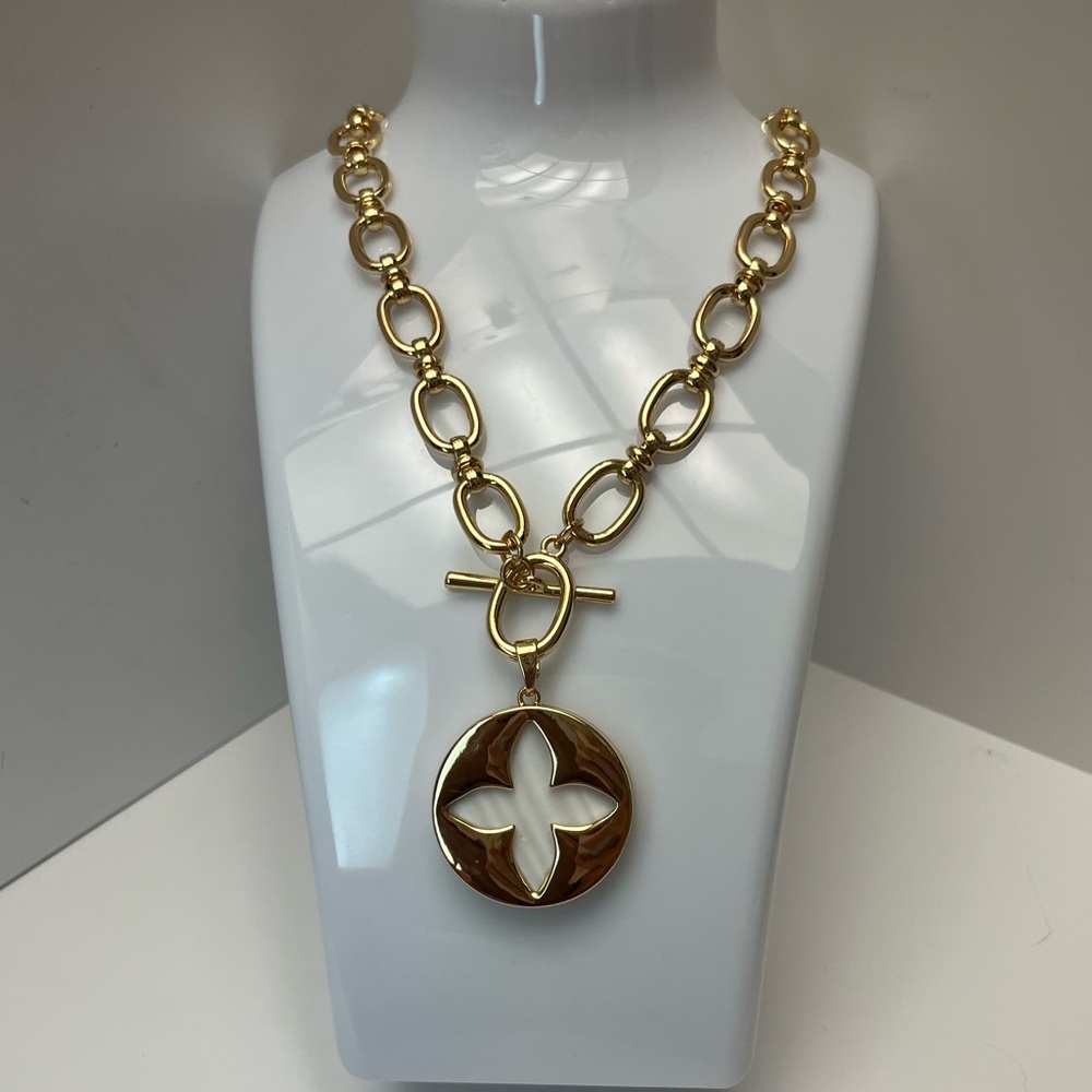 NWT ⚜️🤍⚜️ Camila Coelho Gorgeous Mother of Pearls medallion Necklace - Picture 6 of 16